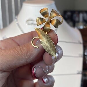 Elegant Gold Flower Brooch